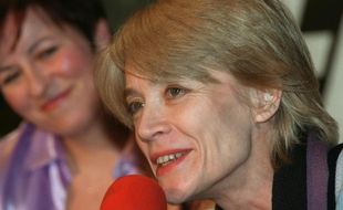 La chanteuse Françoise Hardy le 26 janvier 2001 à Paris, lors d'une émission de radio