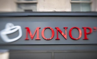 L'enseigne Monoprix, fondée il y a 80 ans sur une image de magasin populaire à bas prix, est aujourd'hui devenue l'enseigne favorite des citadins branchés, en jouant sur la personnalisation de la relation client et l'idée de "créer la surprise au quotidien".