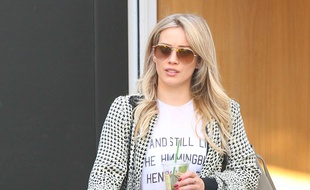 L'actrice Hilary Duff fait du shopping à Melrose Place à West Hollywood, le 22 décembre 2014.