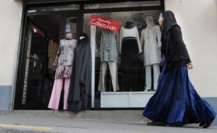 Les Français se déclarent à une écrasante majorité (84%) opposés au port du voile ou du foulard islamique par des femmes travaillant dans des lieux privés accueillant du public (commerces, supermarchés, cabinets médicaux, crèches, écoles privées), révèle un sondage Ifop à paraître dans Dimanche Ouest France.