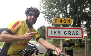 Petit clin d’œil marrant à l'entrée de cette petite commune du Doubs pour Maxime Keller et son accompagnateur des premiers jours à vélo sur les contours de France.