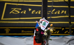 Des fleurs déposées devant le Bataclan à Paris le 18 novembre 2015