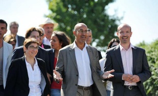 Harlem Désir a assuré n'être qu'un simple "candidat", dimanche devant des militants socialistes, pour sa première sortie depuis qu'il a été choisi par la Première secrétaire sortante Martine Aubry et le Premier ministre Jean-Marc Ayrault pour prendre la tête du PS.