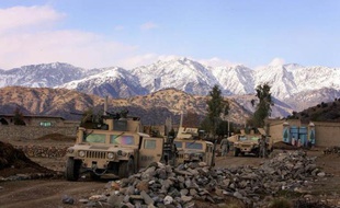 Dix enfants qui sortaient de l'école ainsi que deux soldats de l'Otan et un policier ont été tués lundi en Afghanistan dans un attentat suicide visant un convoi de forces afghanes et américaines, a-t-on appris de sources concordantes.