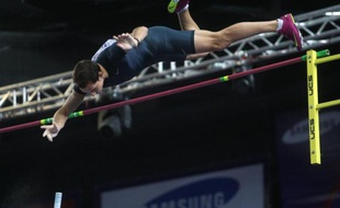 La presse nationale et régionale de dimanche rivalise de jeux de mots pour célébrer l'exploit de Renaud Lavillenie qui a battu hier avec un saut à 6,16 m le record du monde de saut à la perche en salle, vieux de vingt et un ans.