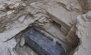 Le sarcophage noir, découvert à 5 m de profondeur à Alexandrie (Égypte) en 2018.