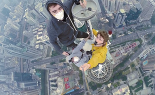 Ce collectif russe s'est pris en photo au sommet de l'un plus grands gratte-ciel du monde.
