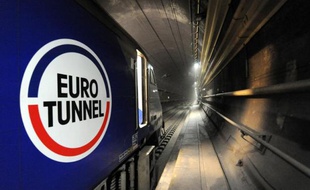 Tunnel sous la Manche: trafic suspendu dans les deux sens, pneus en feu sur les voies