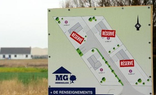 Un panneau signalant la construction de logements