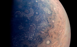 La Nasa a publié le 5 mai 2017 cette image de Jupiter qui montre que la planète est chahutée par des cyclones aussi gros que la Terre.