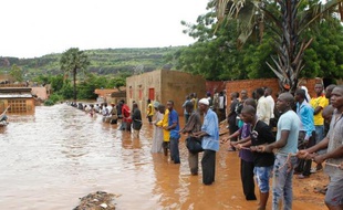 Les inondations consécutives aux pluies torrentielles de mercredi à Bamako ont fait 34 morts, selon un nouveau bilan communiqué vendredi à l'AFP par un responsable des opérations de secours.