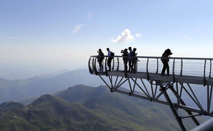 Le ponton dans le ciel, au Pic du Midi de Bigorre.