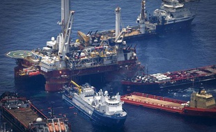 Des navires d'appui autour de la plateforme Deepwater, où la dernière tentative de colmater la fuite de pétrole a échoué le 29 mai 2010. La marée noire s'étend sur les côtes de Louisiane.