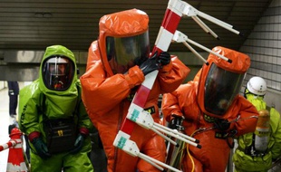 Simulation d'attaque au gaz sarin dans le métro de Tokyo, en 2005.