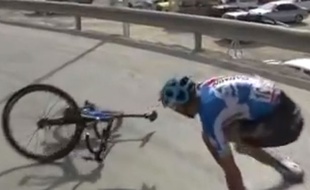 Le coureur canadien Ryder Hesjedal lors de sa chute sur le Tour d'Espagne, le 3 septembre 2014.