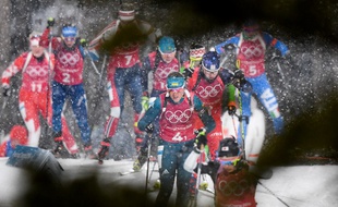Les biathlètes affrontent la neige sur l'épreuve de relais ce jeudi.