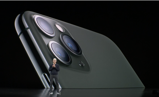 Tim Cook présente l'iPhone 11 Pro.