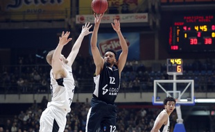 Amine Noua, ici opposé au Partizan Belgrade en Eurocoupe en octobre, va découvrir l'Euroligue avec son club formateur dès la saison prochaine.