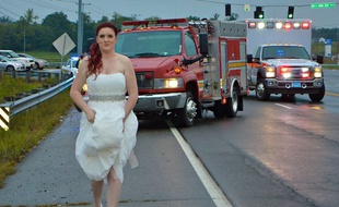 Sara Clay dans sa robe de mariée, s'est précipitée pour secourir plusieurs membres de sa famille, blessés dans un accident de la route.