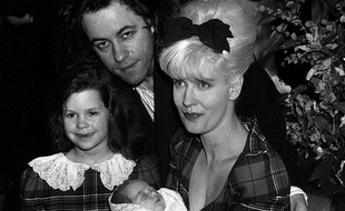 En 1989, Bob Geldof, Paula Yates, et leurs filles, l'ainée, Fifi Trixiebelle et la nouveau-née, Peaches.