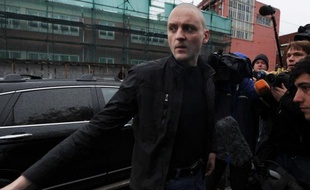 Le leader de l'opposition russe Sergueï Oudaltsov a été inculpé vendredi pour "préparation de troubles massifs", accusation qui peut lui valoir jusqu'à dix ans de camp et qu'il dénonce comme montée de toute pièce, ont rapporté les agences russes.