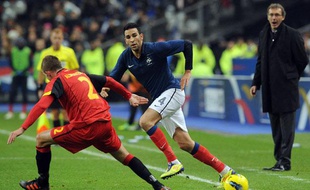 Le sélectionneur de l'équipe de France, laurent Blanc, observe Adil Rami lors d'un match amical contre la Belgique, le 15 novembre 2011, au Stade de France.