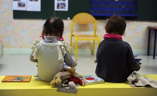 Deux petits enfants d'une école maternelle dans le sud de la France