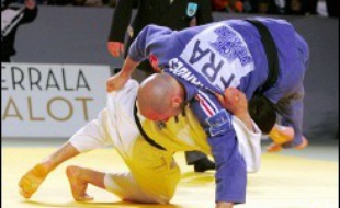 Deux médailles d'argent et une de bronze auraient pu satisfaire la France, pourtant il y a comme un léger goût d'inachevé après la première journée des Championnats d'Europe 2006 de judo, vendredi à Tampere.