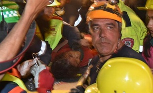Un survivant extrait des décombres par des secouristes norvégiens le 30 avril 2015 à Katmandou