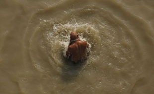 Un homme dans le Gange, en Inde.