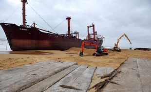 Le premier coup de tenaille sur le chantier de déconstruction du cargo TK Bremen, échoué depuis le 16 décembre sur la plage d'Erdeven (Morbihan), devrait être porté jeudi soir ou vendredi matin, a-t-on appris mercredi auprès des autorités sur place.
