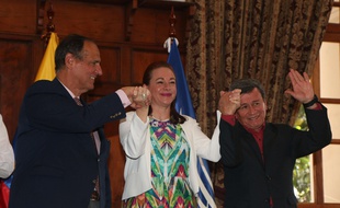 Juan Camilo Restrepo (à gauche), le chef de la délégation gouvernementale colombienne, Maria Fernanda Espinosa,la ministre des Affaires étrangères équatoriennes, et Pablo Beltran, le négociateur de l'ELN, prennent la pose après l'annonce du cessez-le-feu, lundi 4 septembre à Quito (Equateur).