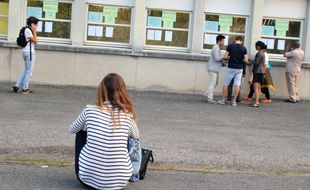 Illustration d'une lycéenne à Rennes, le jour des résultats du baccalauréat.