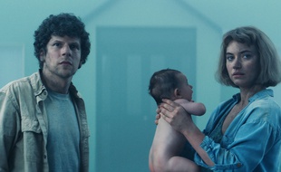 Jesse Eisenberg et Imogen Poots dans «Vivarium» de Lorcan Finnegan