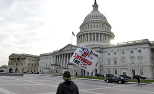 Un opposant au "shutdown" devant le Capitole à Washington le 15 octobre 2013.
