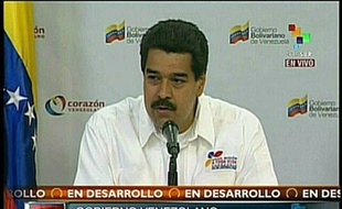 Peu avant la mi-journée, les autorités avaient convoqué une réunion des plus hauts dirigeants politiques et militaires vénézuéliens au palais présidentiel de Miraflores à Caracas. Etaient notamment présents M. Maduro, plusieurs hauts gradés et les 20 gouverneurs d'Etats membres du Parti socialiste au pouvoir.