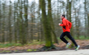 Illustration: Un homme faisant du jogging.