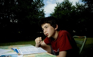 Illustration d'un enfant faisant ses devoirs de vacances.