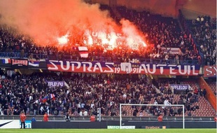 Les Supras de la tribune Auteuil, à Paris, font partie des groupes visés par le décret.