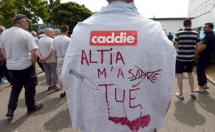 Des employés de Caddie manifestent le 23 juin 2014 devant le siège de la société à Strasbourg
