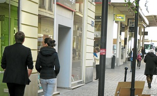 Les cartons finissent sur les trottoirs.