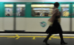Illustration d'une femme sur un quai de métro à Paris.