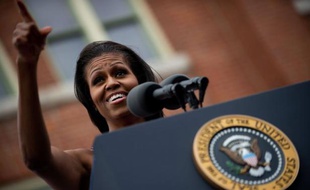 Avec son charme, sa fermeté et un talent politique de plus en plus affirmé, la populaire Michelle Obama instille un nouveau souffle au moment opportun dans la campagne présidentielle de son mari.