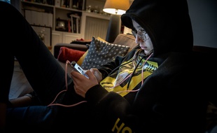 Les adolescents et les enfants sont statistiquement plus exposés au risque d'être témoins ou auteurs de cyberharcèlement.