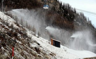 Des canons à neige en action le 13 décembre 2014 à Val-d'Isère, en Savoie
