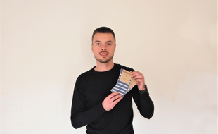Alexandre Lucas a crée la marque Estampille qui propose des chaussettes et collants écologiques, en coton et nylon recyclés.