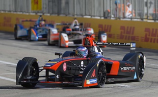 Le pilote français Stephane Sarrazin au volant de sa formula E lors du Grand prix de Long Beach en Californie.