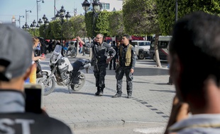 Des officiers de police sur l'avenue Bourguiba en Tunisie, le 29 octobre 2018.