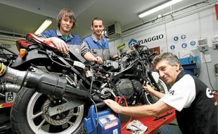 L'Institut de formation automobile de Nice forme des apprentis mécaniciens en alternance.