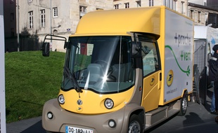 Le véhicule électrique Mooville utilisé par La Poste à Bordeaux